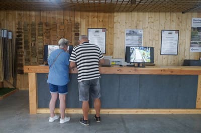 Klanten in de winkel van Onlinebestrating.nl